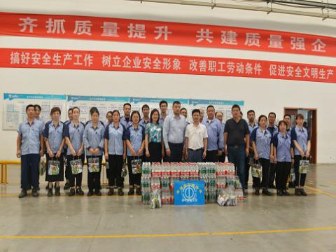 炎炎夏日，，市总工会送清凉，，丝丝关爱暖人心